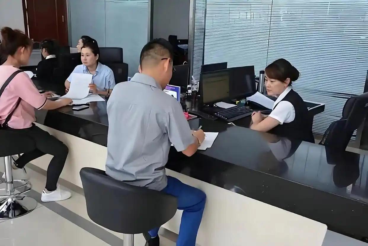 “银行碰上硬茬了！”去银行取钱结果取成了存钱，现金拿走账户还多一笔，一进一出凭空
