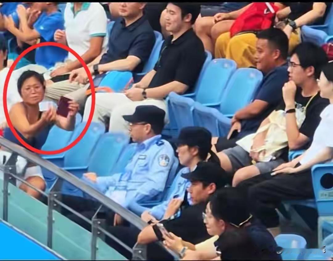 这人名叫谢元，仗着自己拿了外国国籍，就以为从此可以为所欲为、凌驾于法律和公序良俗