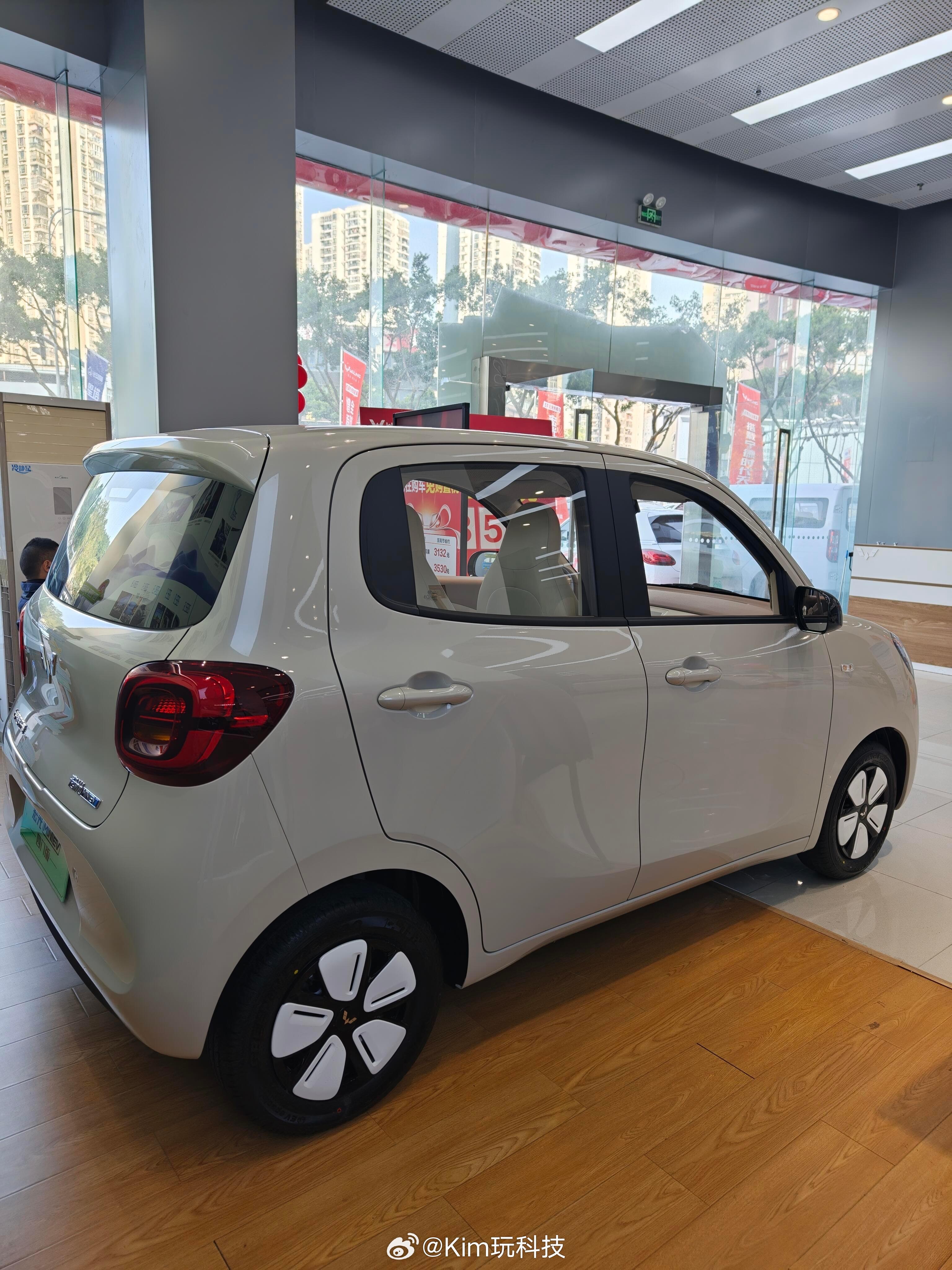 四门设计可太实用了，后排上下车方便多了，但车子依然小巧灵活，在城里开随便找个缝就