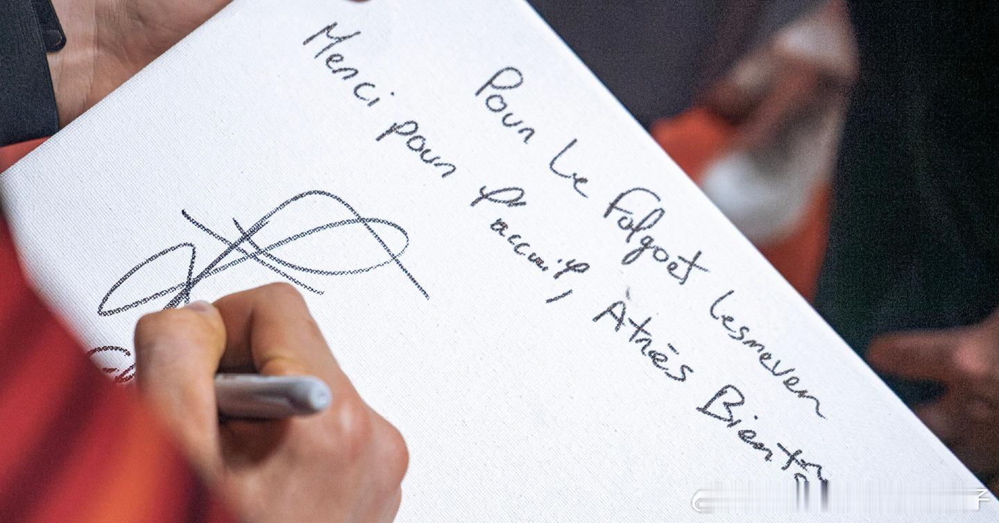 艾利克斯勒布伦：很荣幸能以我们兄弟二人的名字，为我们的首个专属乒乓球馆揭牌启用 