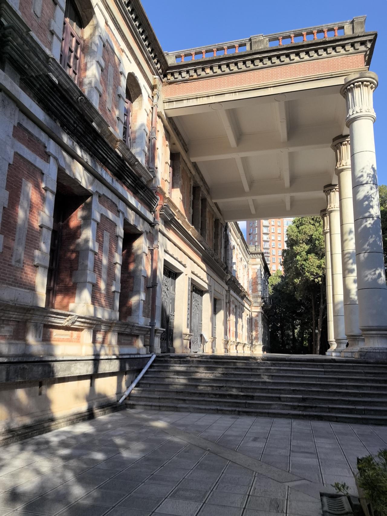 昆明，翠湖畔的云南大学，充满历史沧桑感，厚重、美丽。令人心生敬佩。

校园里碰巧