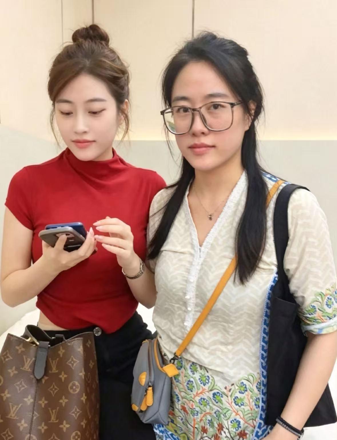两姐妹红衣服妹妹彩礼28.8万，带眼镜姐姐彩礼8.8万，让你选一位，你会选姐姐还