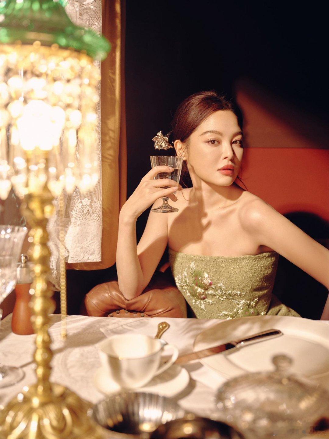 红气养人眉！眼间皆是东方雅致，从容又惊艳，这颜值与气质，往那一站就是新春最美风景