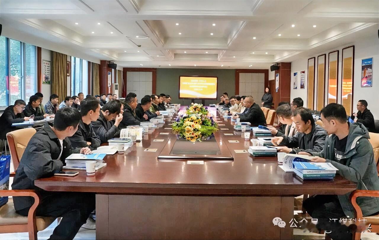 12月1日，中国矿业大学——（河南能源）采矿2025专本班师生一行赴徐州江煤科技