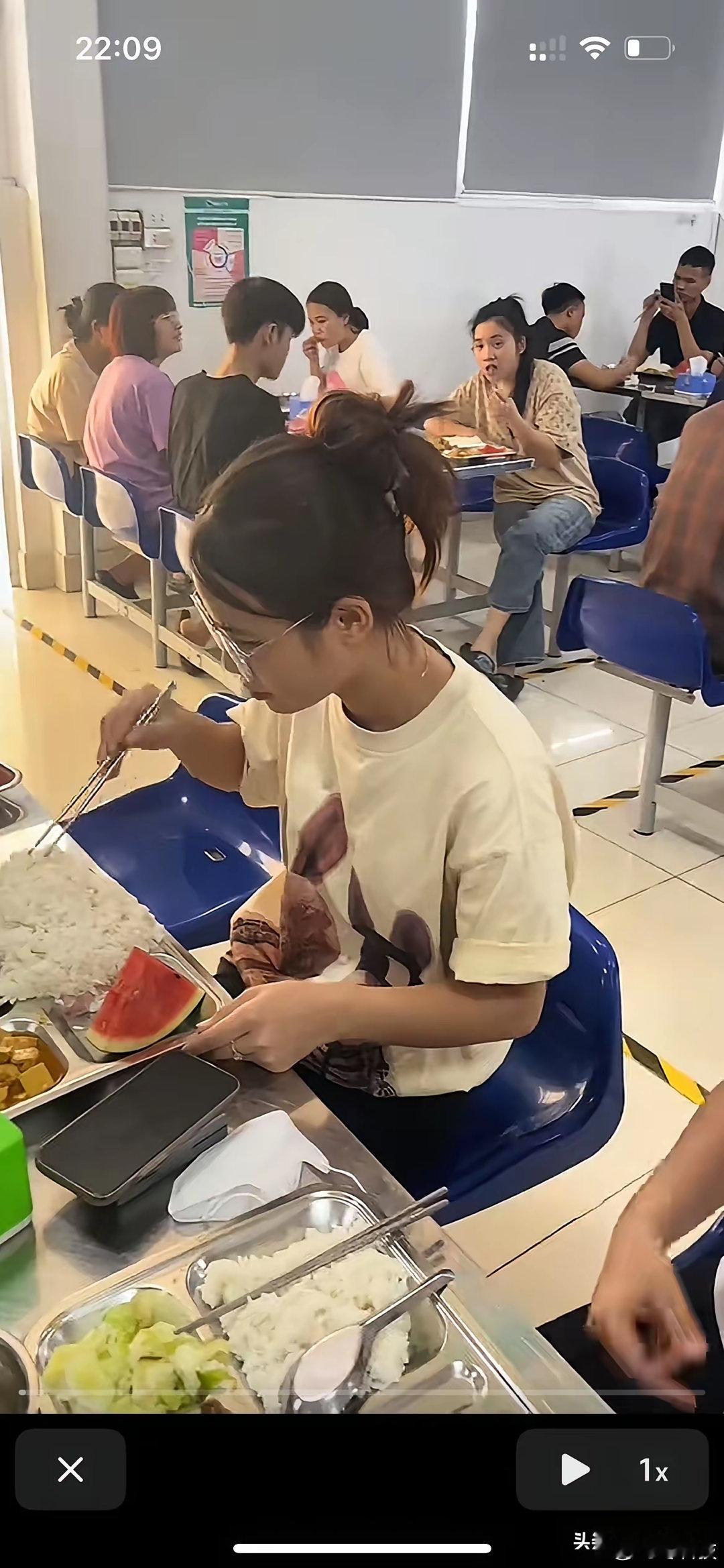 越南现在和90年代的中国有点像，工厂基本都十几岁的小女孩小男孩，工资1000万越