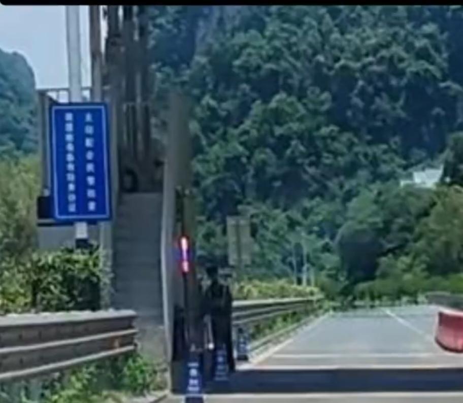 朱先生在南宁送外卖时，于2025年12月25日在小红书看到一则“防城港招人送货，