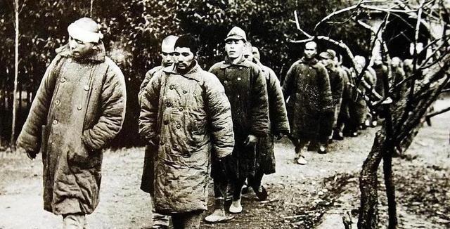 1942年，在长沙会战中，被俘虏的日本士兵。他们横鼻子竖眼，一脸的不服气，连走路