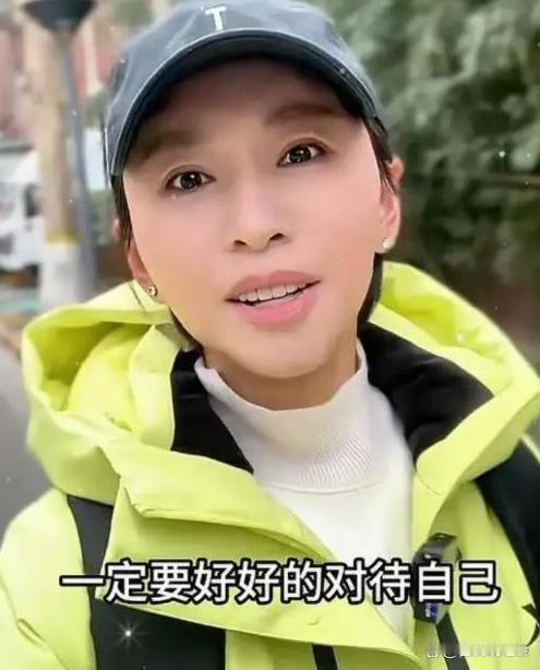 没人想到，曾经的央视当家主持欧阳夏丹，
48岁，无婚无子，放弃人人挤破头的铁饭碗