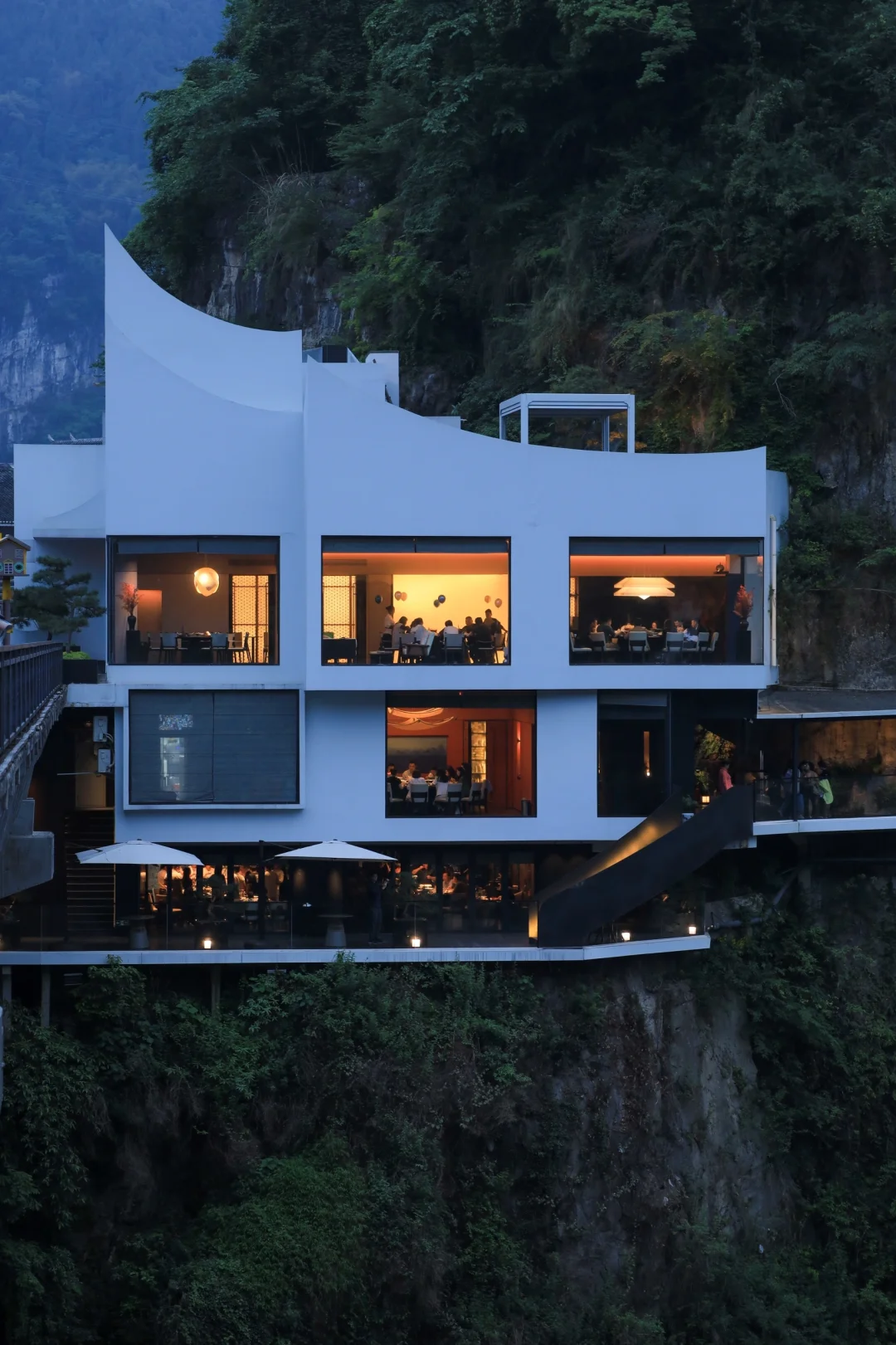 为了这家悬崖餐厅❗我专门去了一趟宜昌