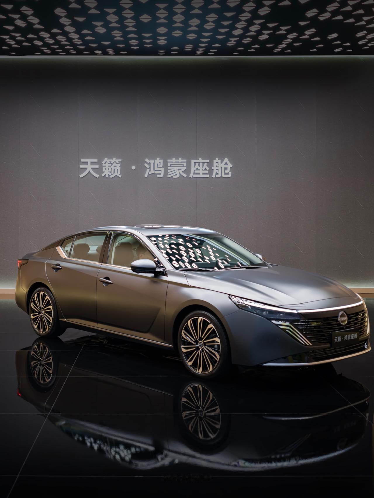 HYK图赏｜东风日产天籁

前脸寰宇星环贯穿灯、一体化展翼式前格栅，搭配黑化处理