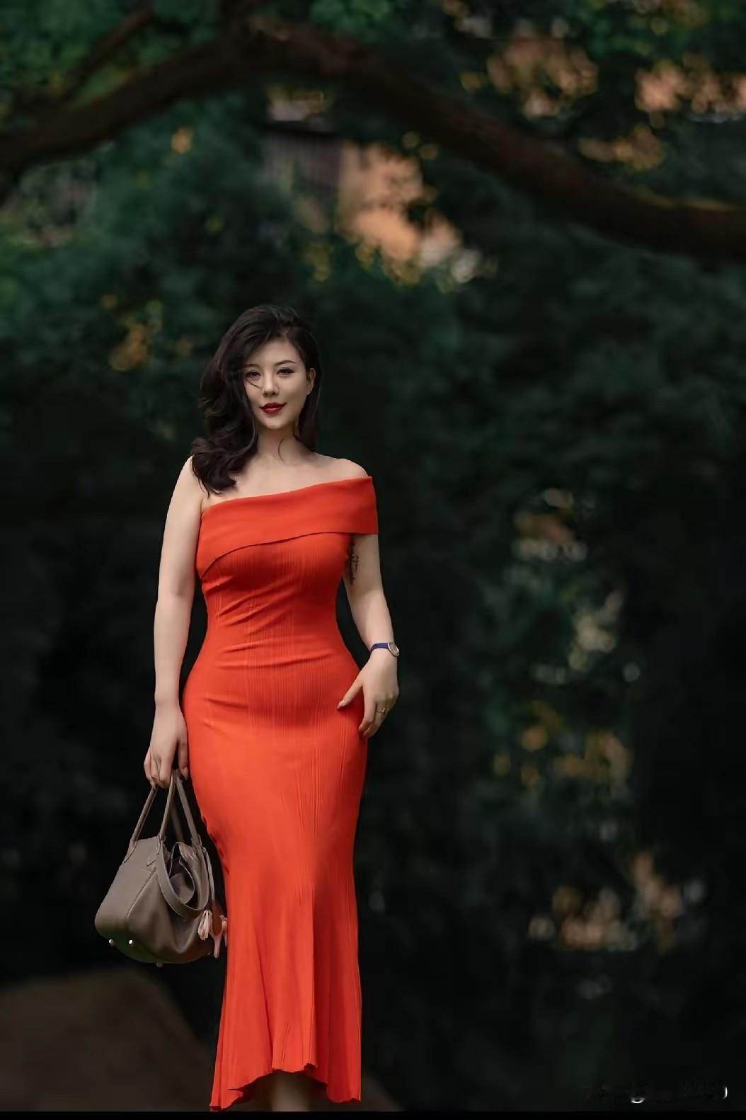 大龄女人的魅力很自然，身姿卓绝比肩年轻人！