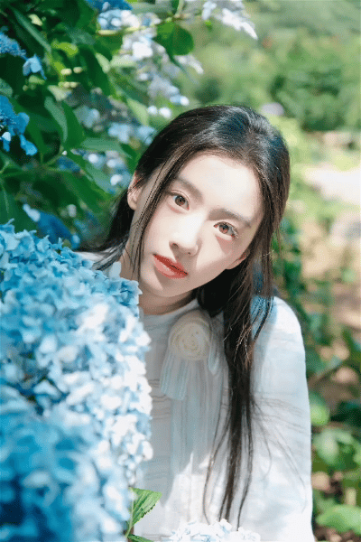 包上恩绣球花少女好清纯包上恩今天这组图也太会拍了吧！！ 站在绣球花丛中间像被温柔