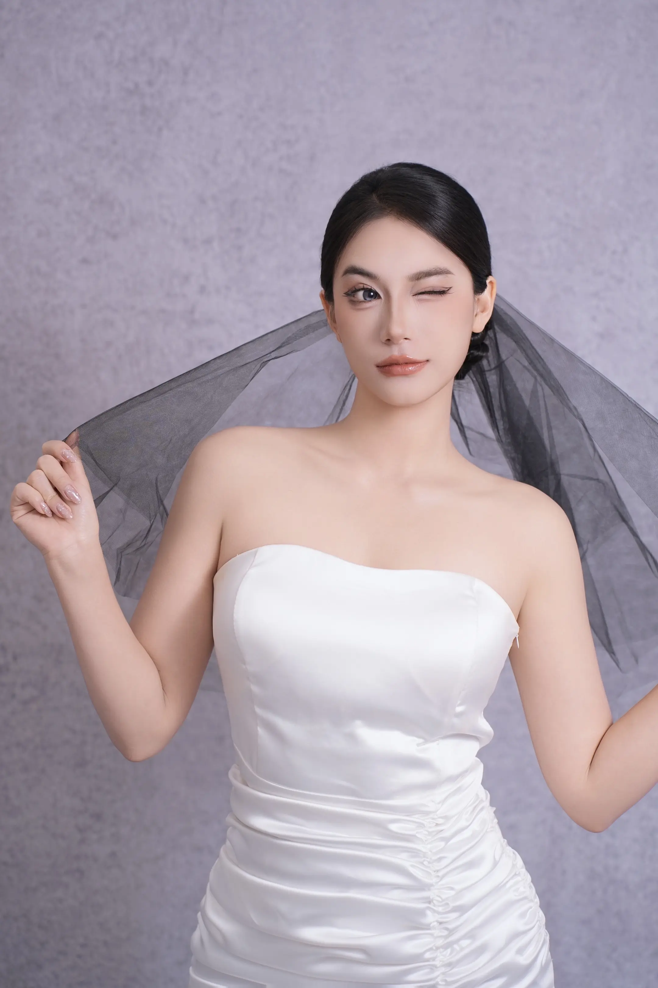 黑纱下的新娘👰。