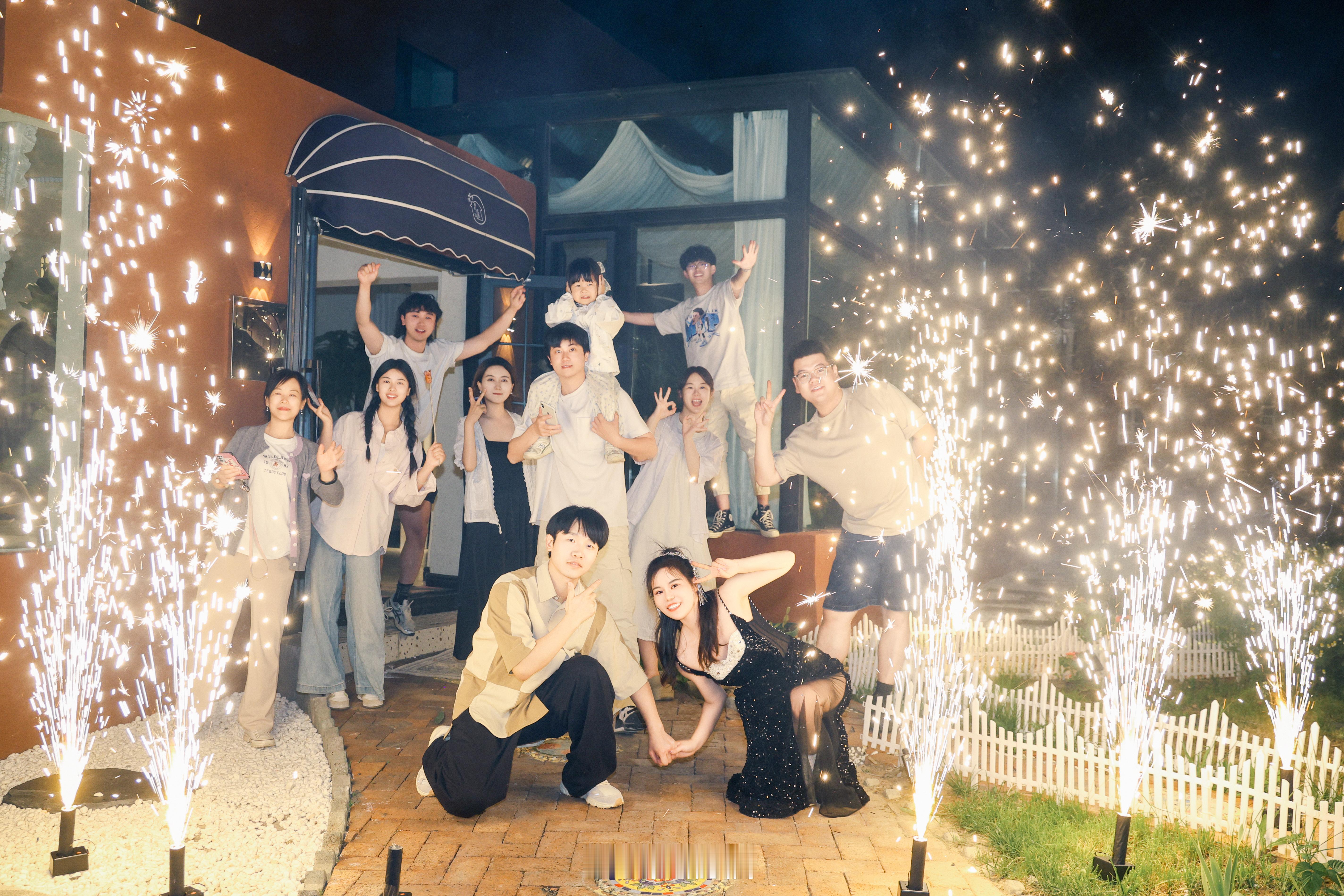 穿着MVP的专属T恤参加朋友的婚礼趴让我看看谁有同款呀[偷笑]#阿不都沙拉木##