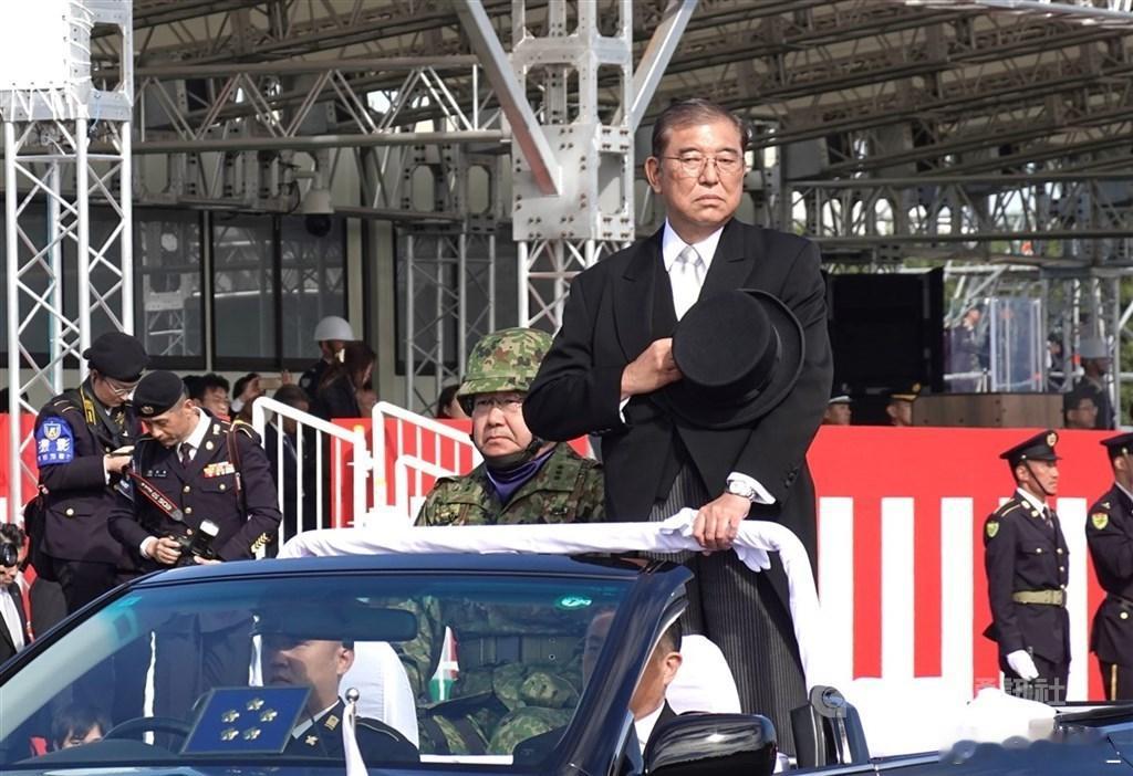 日本防卫省昨天宣布，今后将取消每年11月举行的陆上自卫队观阅式（即阅兵式）、海上