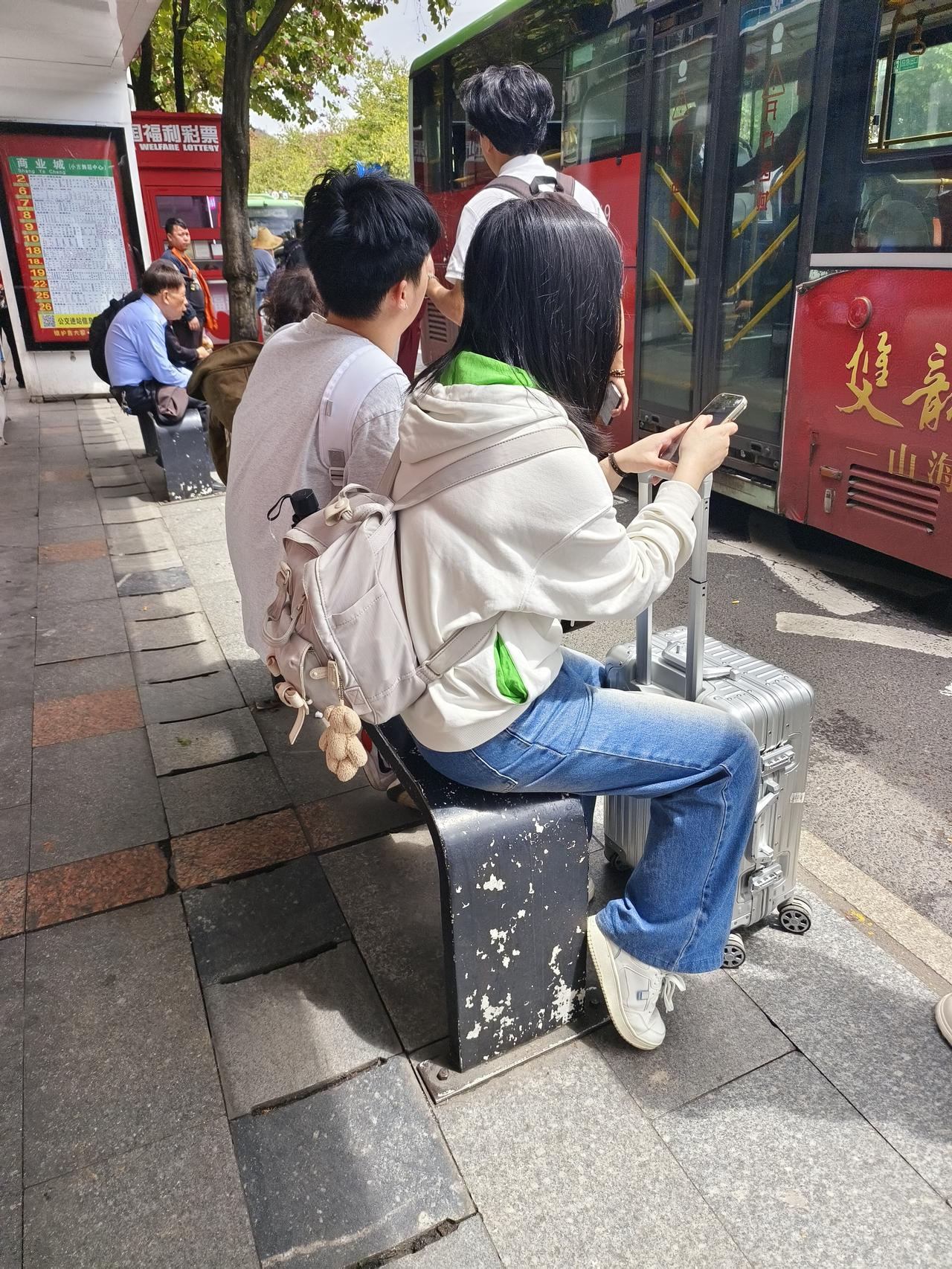 公交站点，遇到一个心动女生，请友友们帮忙出招，要如何搭讪？在线等