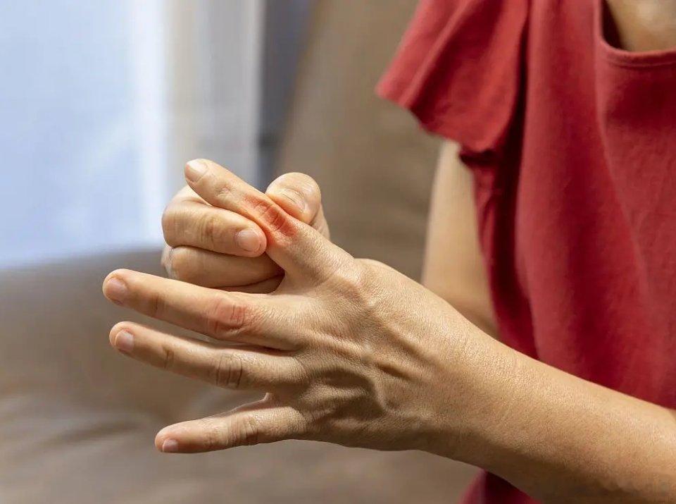 50岁以上，双手麻木，感觉异常，只是颈椎病这么简单吗？1.颈椎病：颈椎椎间盘膨出