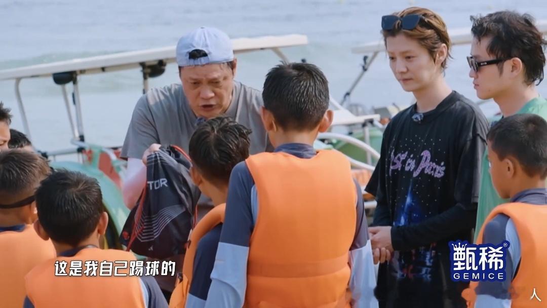 鹿晗提醒小朋友说谢谢鹿晗不拿礼貌开玩笑哈哈哈哈哈 鹿晗一秒变脸严肃提醒小朋友说谢