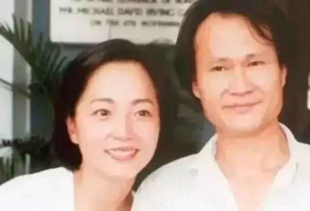 1997年，林正英去世，留下1000万遗产给苑琼丹。苑琼丹当场发誓：“我这辈子都