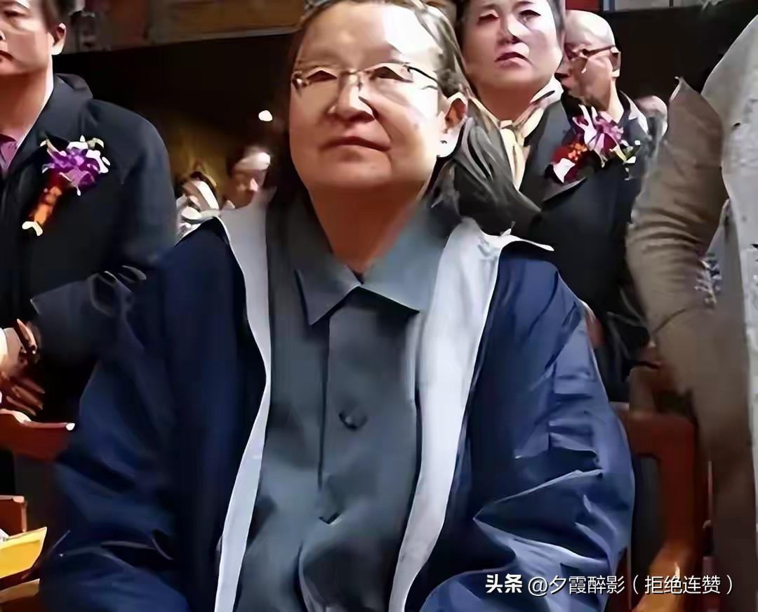 李讷晚年，眉眼神态、身形气度越来越像毛主席，一眼望去，满是父辈风骨。
 
一生低