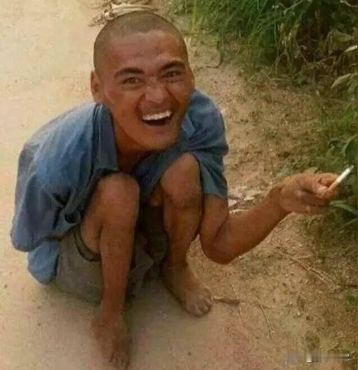 “这个村长火了！”村长利用自己权利，让26个村民无偿照顾村里的“傻子”，而这一照