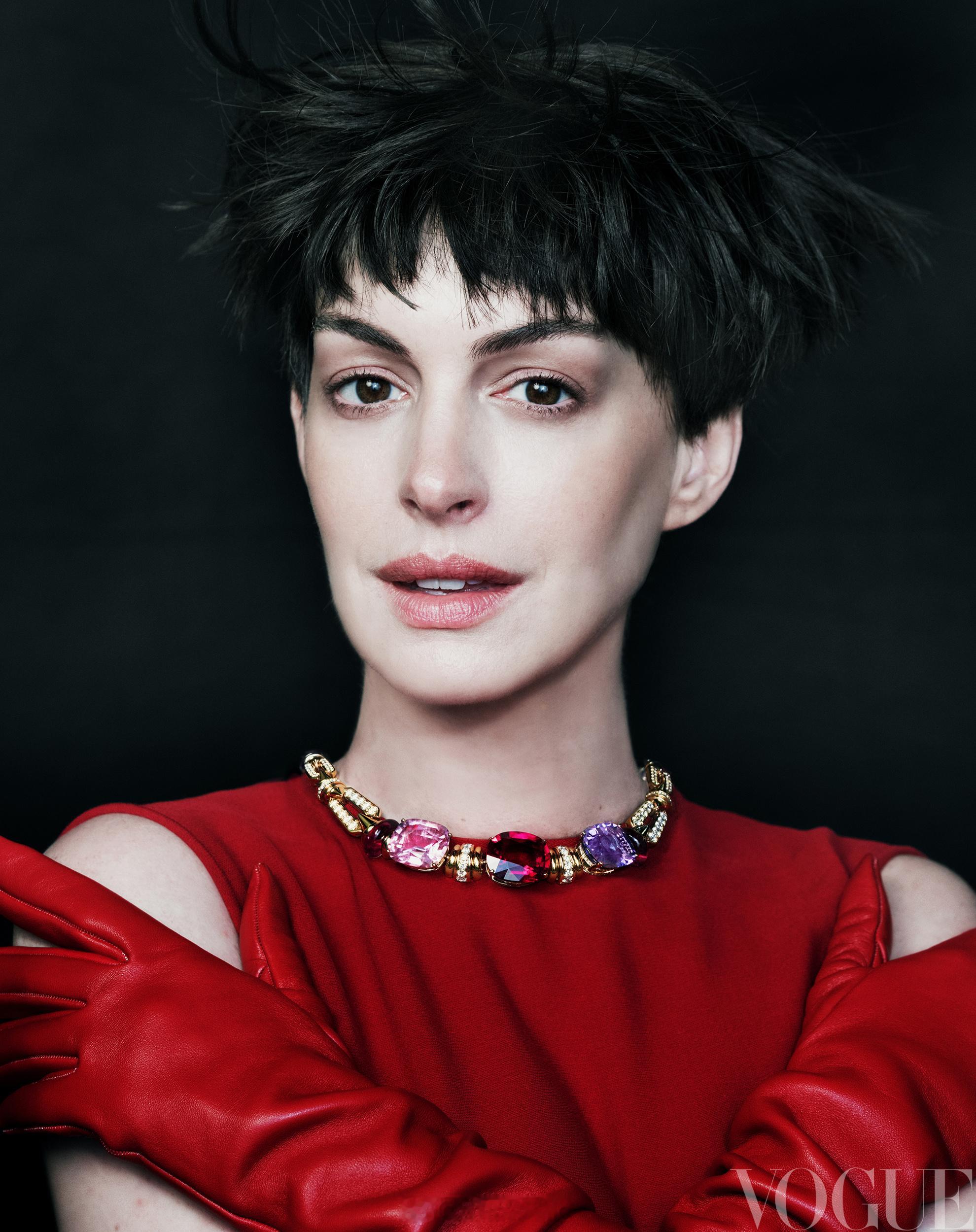 Anne Hathaway登上《VOGUE》金九封面！摄影大师Norman Je