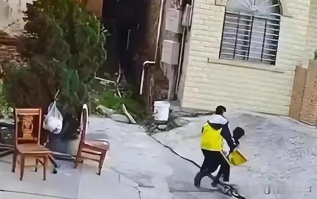 现在的孩子到底怎么了！广东梅州，发生了一件令人气愤的事情，一名男孩跟随一女生到居