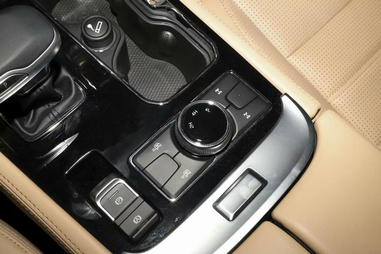 这些年汽车的设计都在往简洁的方向不断努力，说实话，就从过去的一些玩车的角度和思路