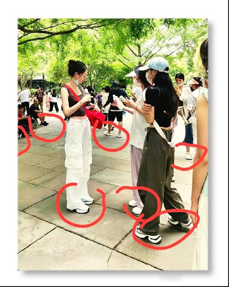 高跟鞋慢慢被冷落，大家更爱舒服的鞋子

不知道大家有没有发现一个变化：越来越多的