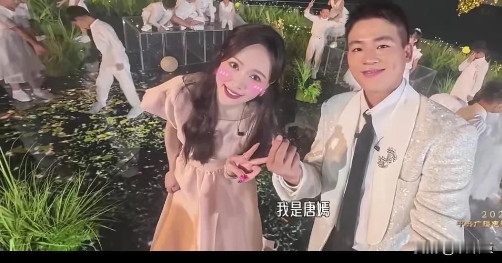 快乐的人很难唱出失落的苦！
今晚，唐嫣与欧豪合唱了《不要慌，太阳转身有月光》，这