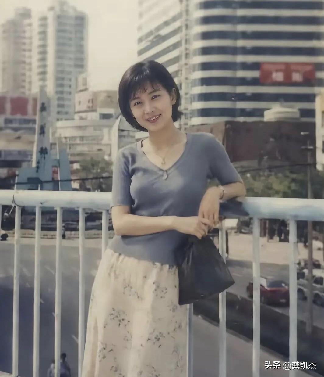 90年代这样清纯的女生比比皆是～～～[赞]