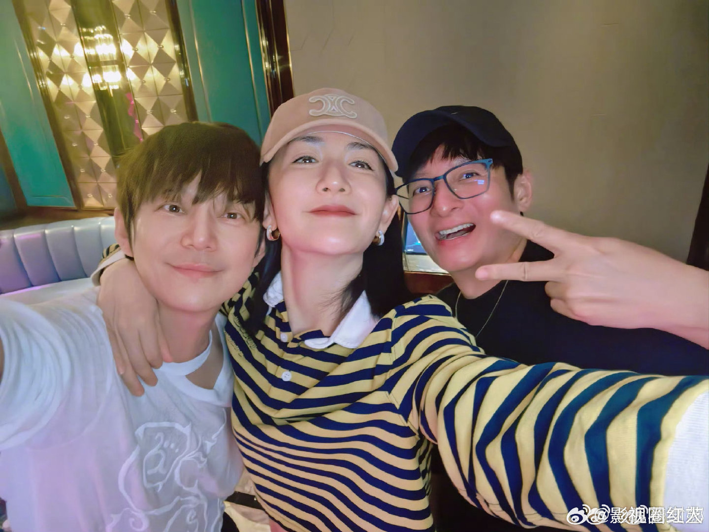 谢娜晒与何炅维嘉合照谢娜何炅维嘉聚餐 谢娜晒与何炅维嘉合照 