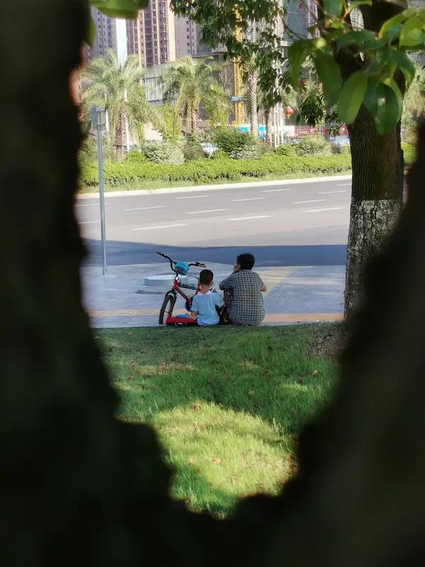 在这个物质相对丰富的时代，金钱并非生活唯一的困扰，可人们的精神世界却愈发贫瘠。