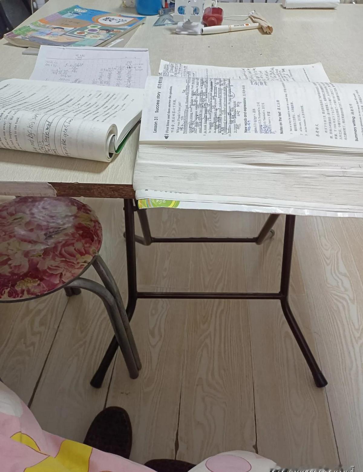 别再给孩子报班了，真不是鸡汤。
鸡娃没用，只会让孩子累垮。
家长焦虑，孩子背锅，