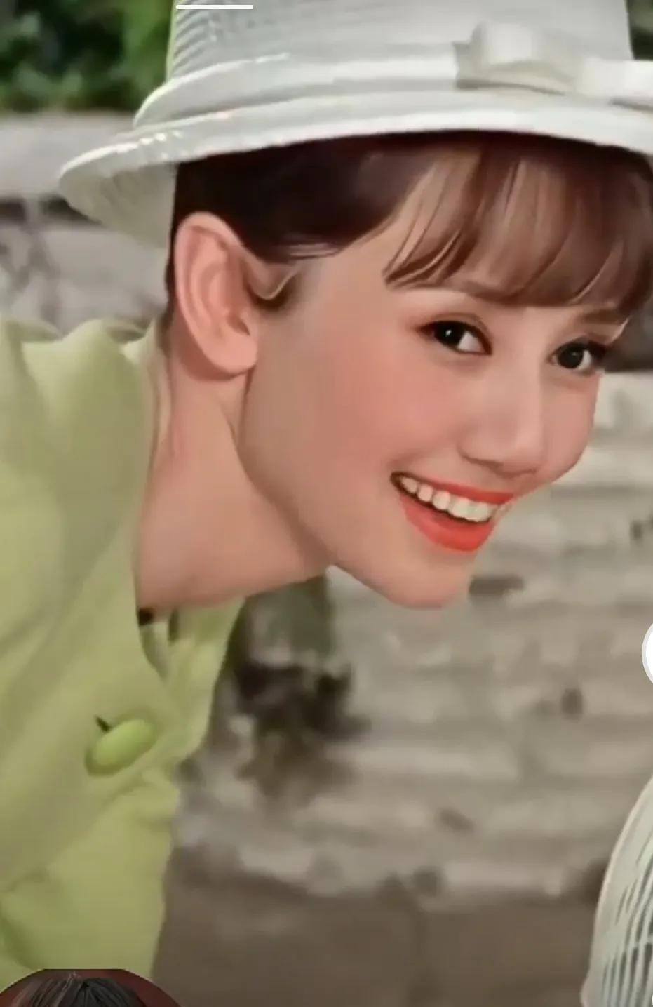 娱乐圈像她这样的女星实在是太少了！

她演技过硬、气质出众，着装大气知性。给人的