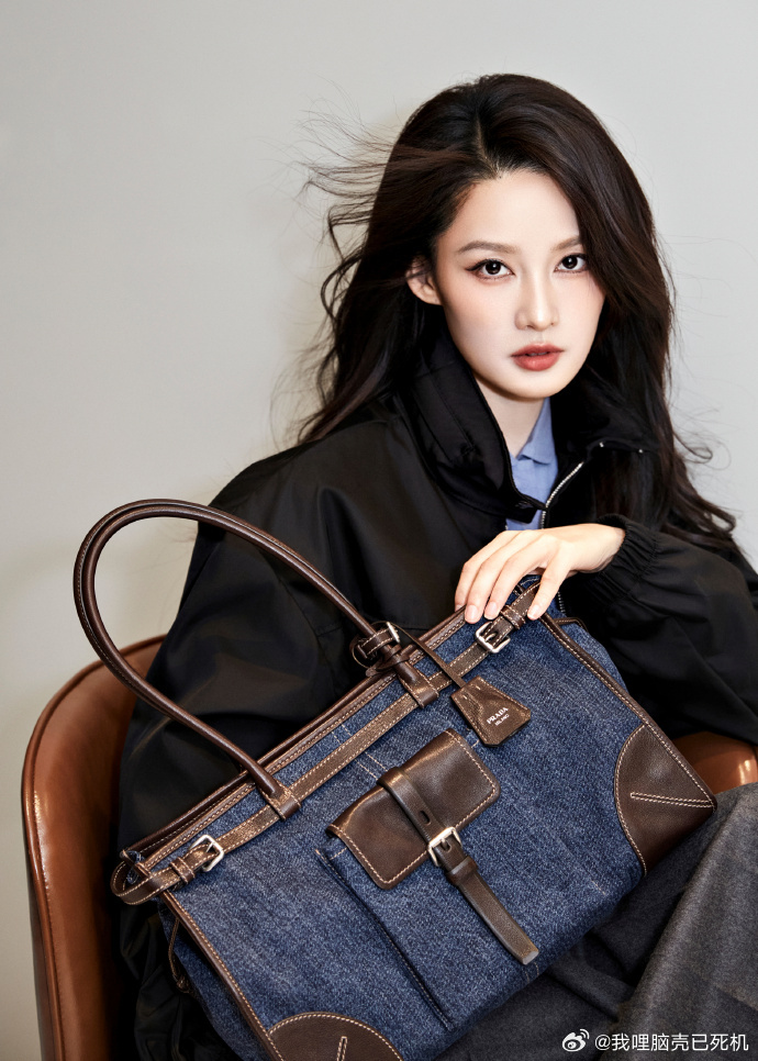 这是穿普拉达的李沁李沁全包眼线职业装look 这是穿普拉达的李沁，李沁全包眼线职