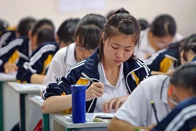 过年初二都在姥姥家团聚吃饭，喝酒的时候表弟们都说：上大学没啥用，看那些找不到工作