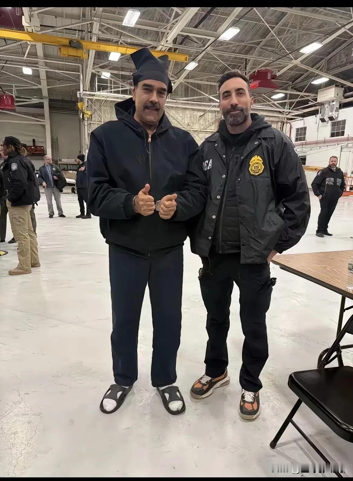 一个国家如果只靠一个人能运转起来，那这个国家绝对是病态的，国家的运转是靠全国各级