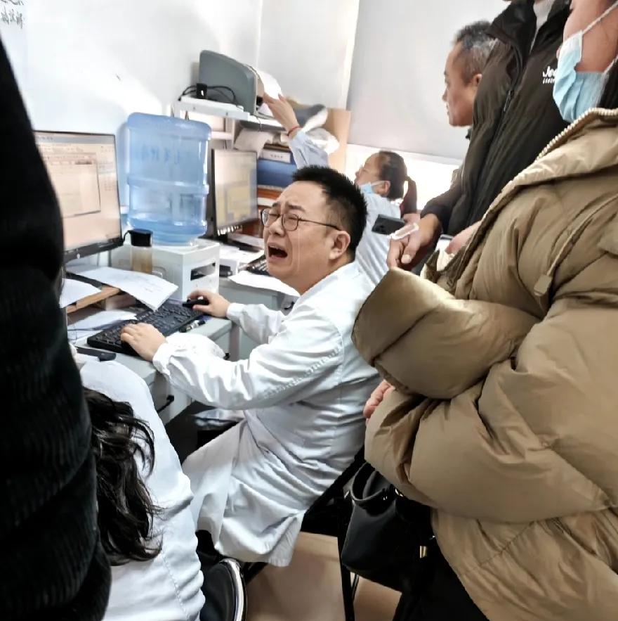 一位主任医师在医生办公室嚎啕大哭，
原来是因为他母亲被确诊为胰腺癌晚期！
这位大