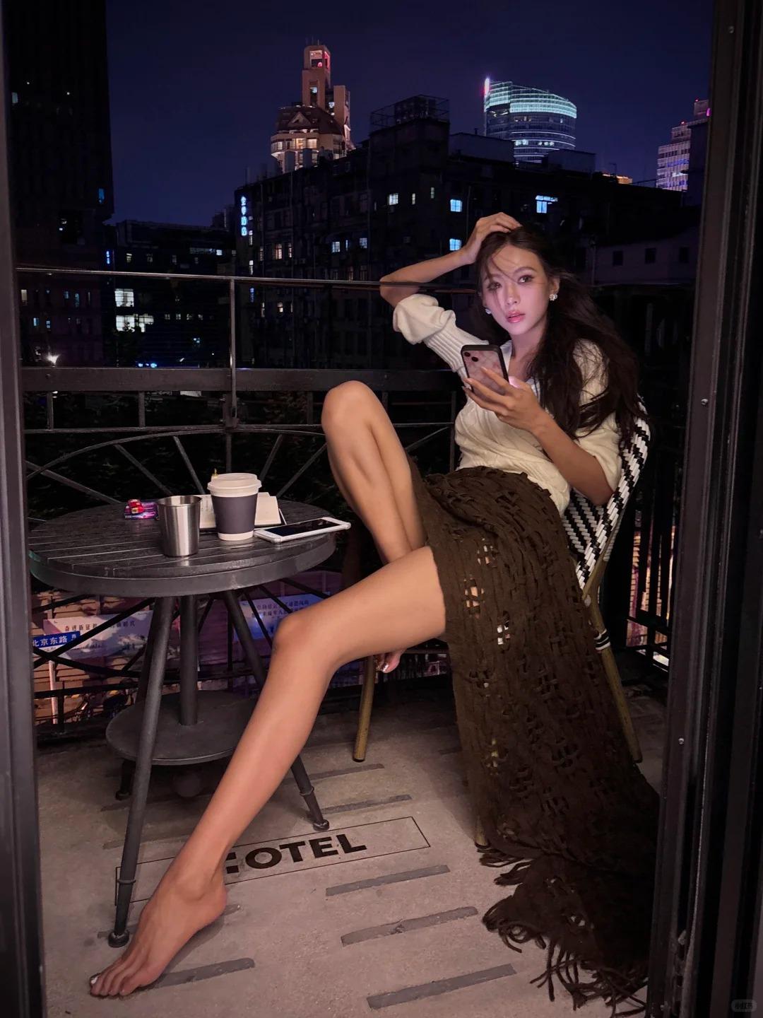 喜欢喝酒的慵懒小美女，她的气质像花间挂着的小铃，娇俏又灵动。下颌的弧度轻轻动，颈