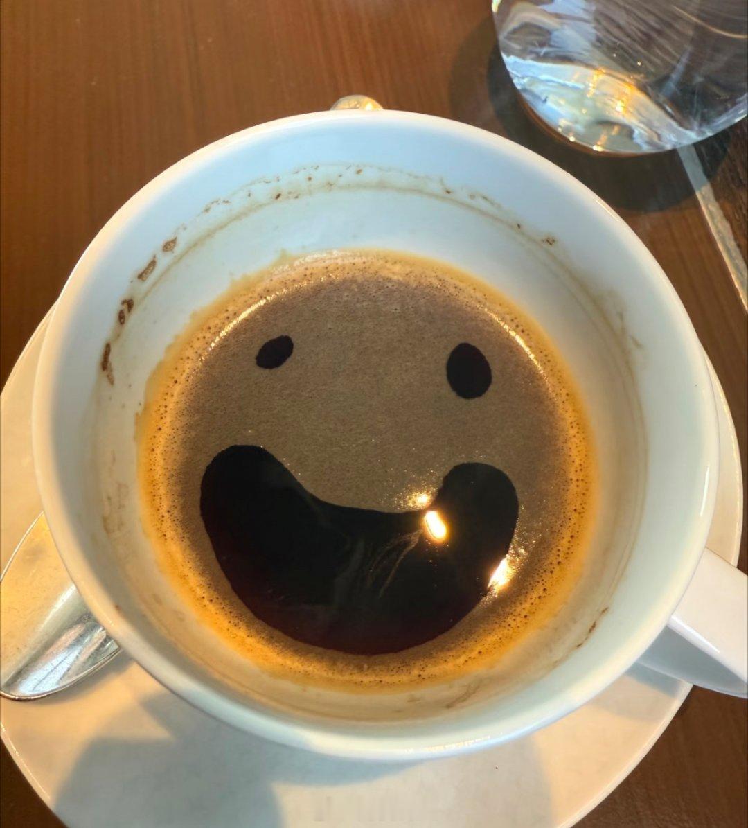 日常被这杯咖啡治愈到啦☕偶然撞见咖啡液天然形成的笑脸平平淡淡的瞬间，也藏着细碎温