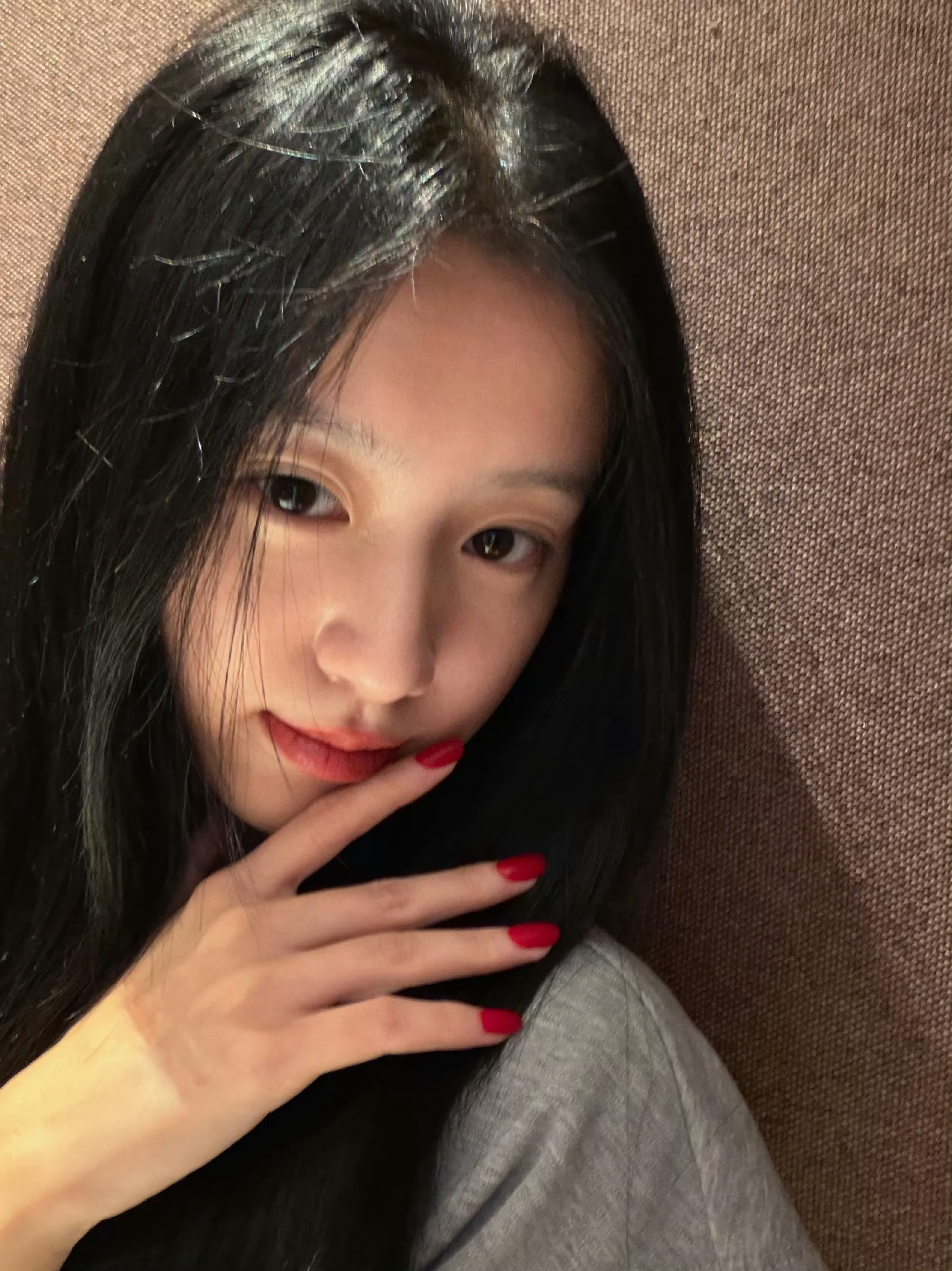 包上恩将她的指甲染红了之后，看着吧还怪好看的