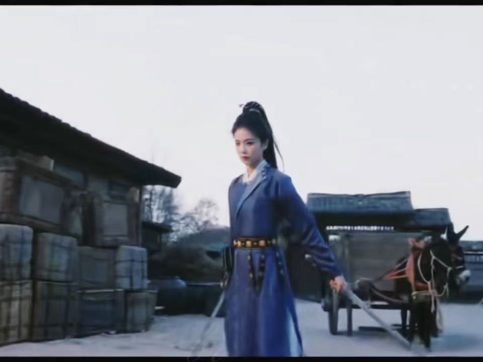 白鹿打戏又爽又飒 叶璃这段武打戏份堪称名场面，白鹿眼神冷冽压迫感拉满，招式流畅干