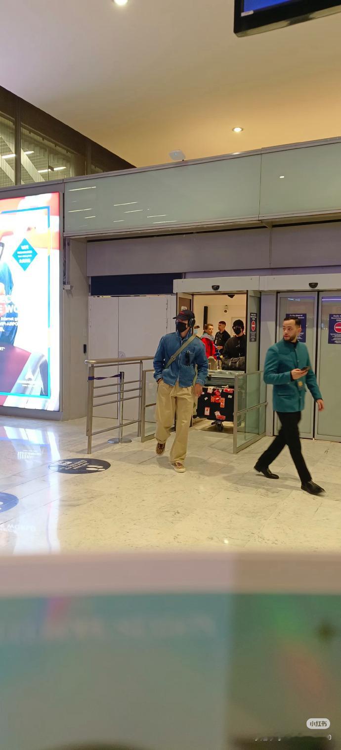 于适巴黎到达机场路透 于适巴黎到达机场路透一出门就和大家打招呼，期待闪耀巴黎于适