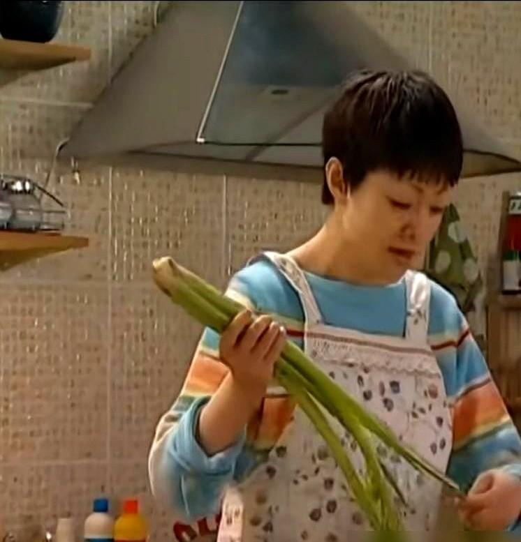 刘梅把菜在水龙头下冲了两秒直接下锅，转眼端出一桌发光的满汉全席。

重温老剧才发