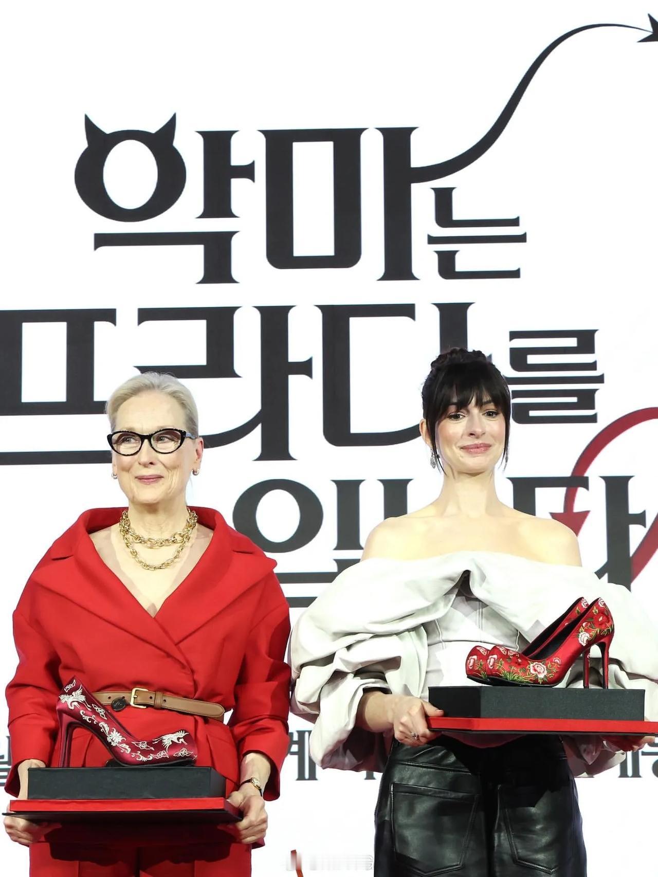 韩国人为《穿普拉达的女王2》首尔首映专门制作的绣花鞋，怎么能这么土！！！

电影