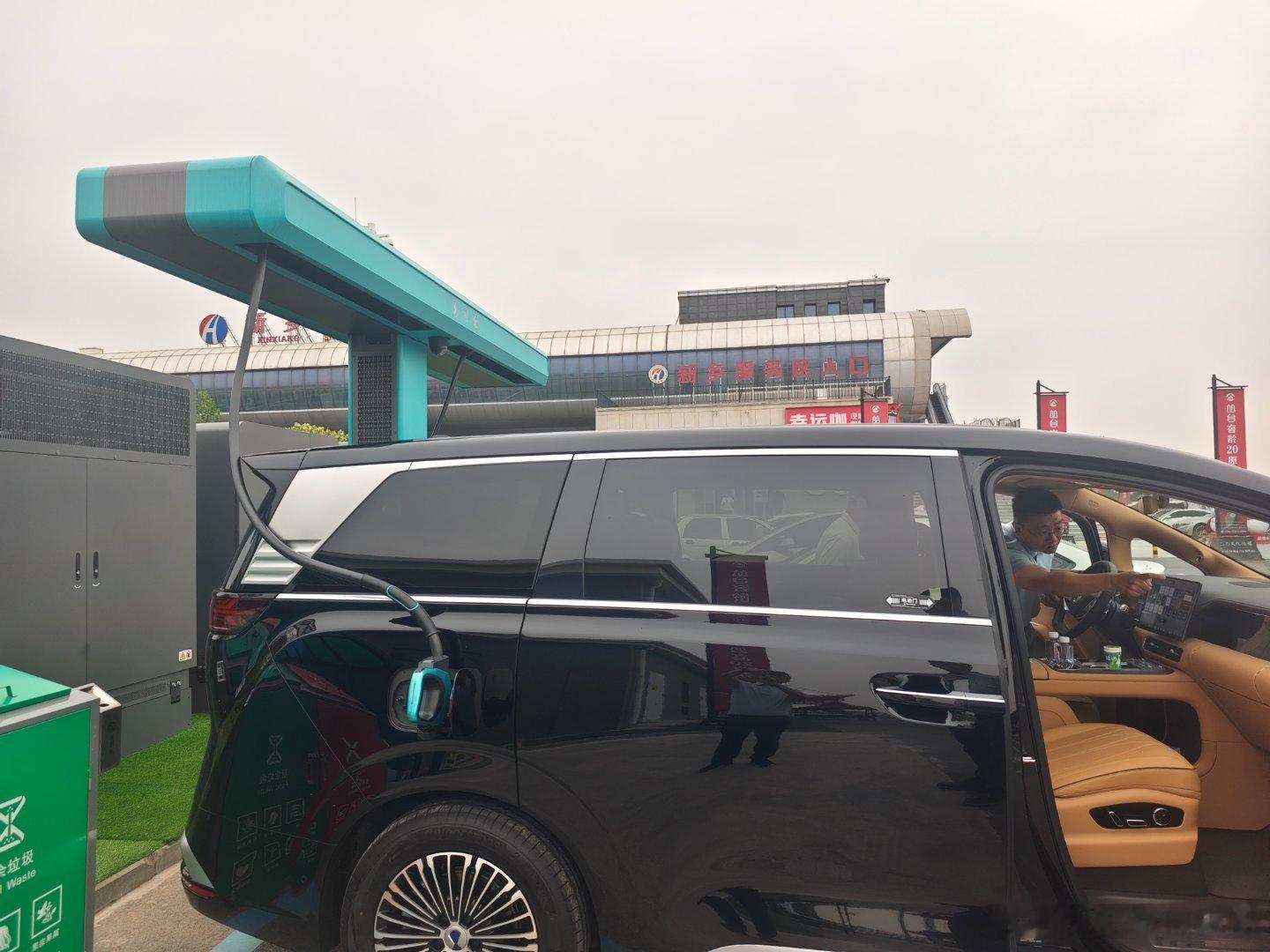 D9EV，在新乡高速服务区，体验一下闪充，7分钟充满。 
