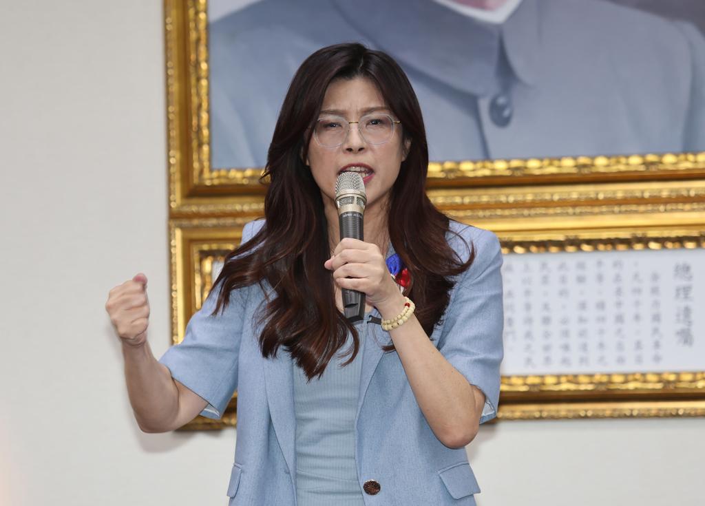 郑丽文挑重担 国民党打掉重炼  求新求变

民进党最担心的事终究发生了。18日国
