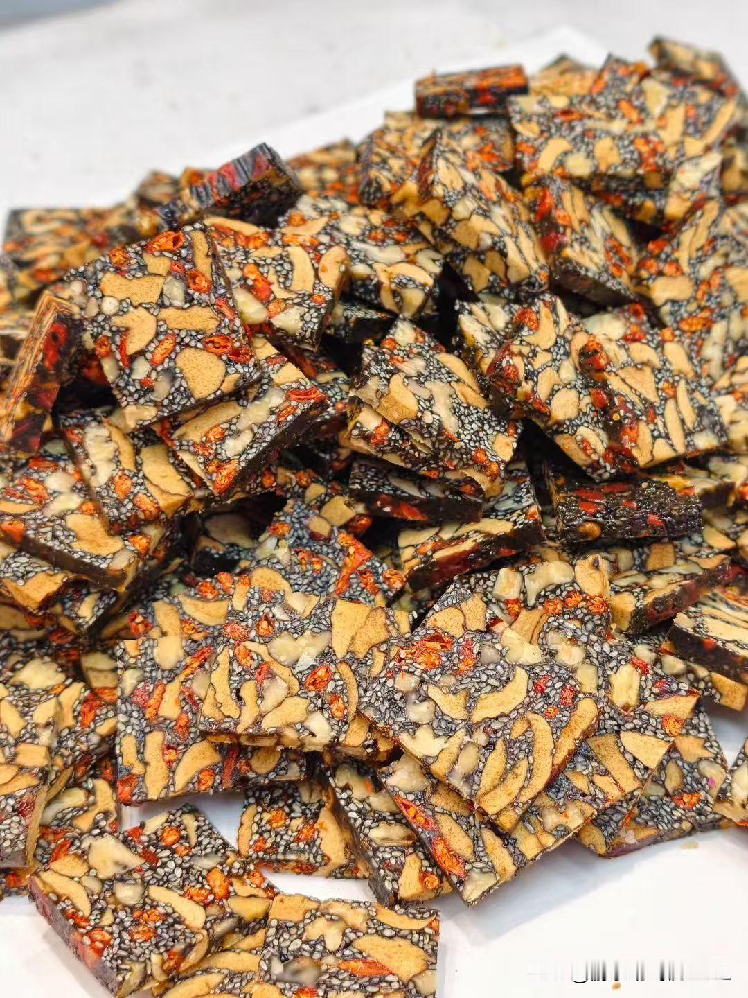 阿胶糕和阿胶的效果一样吗?阿胶糕的口感更加丰富点，今年过年时做点阿胶糕带回家给老