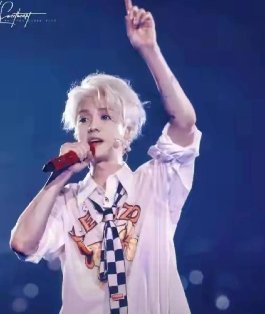 恩爱7年，鹿晗关晓彤竟也难敌现实“魔咒”？
    想当年，鹿晗顶流归来，关晓彤